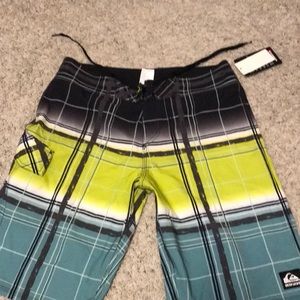 NWT QuickSilver Swim trunks/board shorts SZ 32
